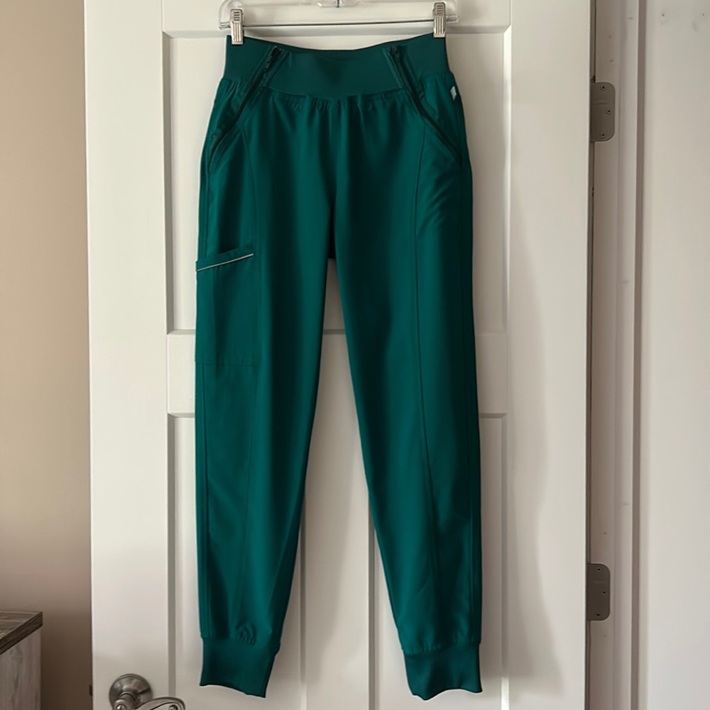 Green jogger scrub pants